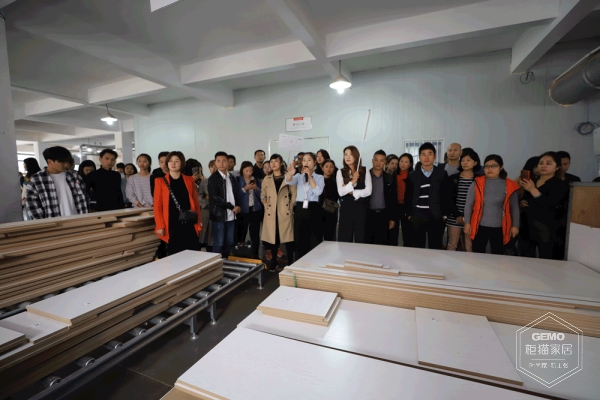 参观生产车间和2800m2产品体验中心